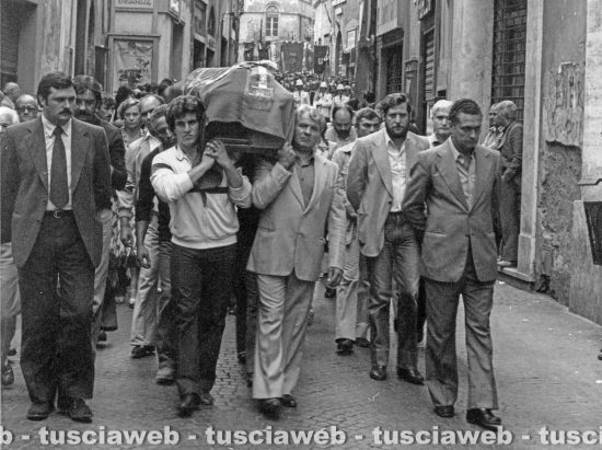 Viterbo - Il corteo funebre per luigi Petroselli il 10 ottobre 1981 - Nella foto un giovanissimo Massimo Mecarini e Lorenzo Celestini