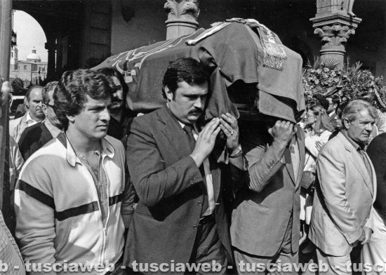 Viterbo - Il corteo funebre per luigi Petroselli il 10 ottobre 1981 - Nella foto un giovanissimo Massimo Mecarini e Lorenzo Celestini