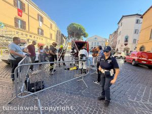 Trasporto della macchina di Santa Rosa - L'ispezione dei tombini fatta dai vigili del fuoco con la supervisione di polizia di stato e polizia locale