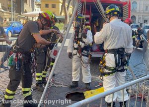 Trasporto della macchina di Santa Rosa - L'ispezione dei tombini fatta dai vigili del fuoco con la supervisione di polizia di stato e polizia locale