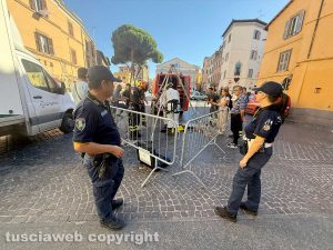 Trasporto della macchina di Santa Rosa - L'ispezione dei tombini fatta dai vigili del fuoco con la supervisione di polizia di stato e polizia locale