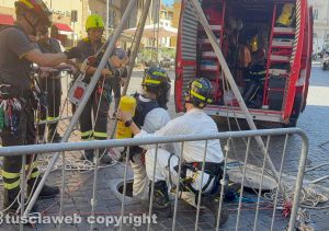 Santa Rosa, i vigili del fuoco ispezionano i tombini in centro