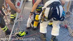 Santa Rosa, i vigili del fuoco ispezionano i tombini in centro