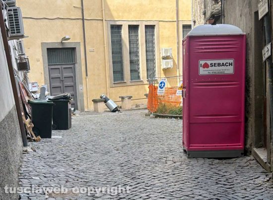 Viterbo - Il centro storico si presenta così prima del trasporto della macchina di Santa Rosa - Via dei Magazzini