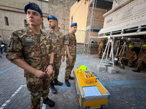 Viterbo - Le operazioni di di pesatura effettuate dall'esercito - La macchina di Santa Rosa Dies Natalis pesa 50,71 quintali