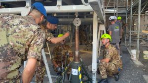 Viterbo - Le operazioni di di pesatura effettuate dall'esercito - La macchina di Santa Rosa Dies Natalis pesa 50,71 quintali