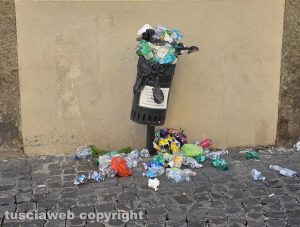 Viterbo - Un cestino stracolmo di rifiuti in via Mazzini