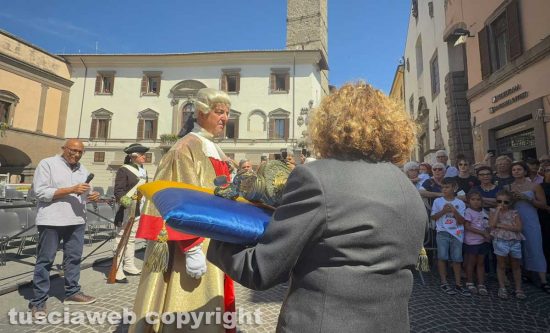 Viterbo - Santa Rosa - La consegna della mazza argentea al corteo storico