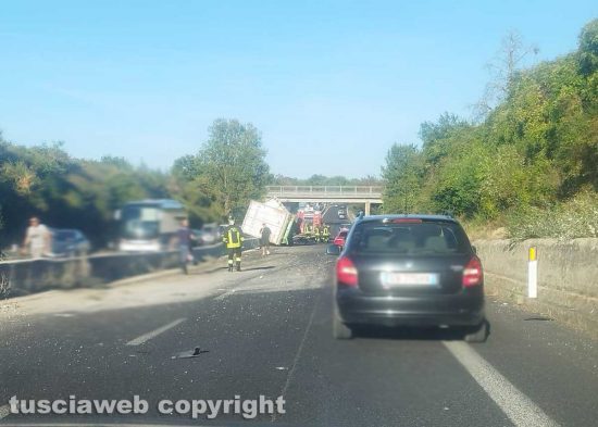 Soriano nel Cimino - Autotreno finisce contro il guardrail sulla ss675