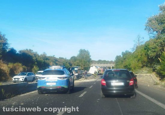 Soriano nel Cimino - Autotreno finisce contro il guardrail sulla ss675