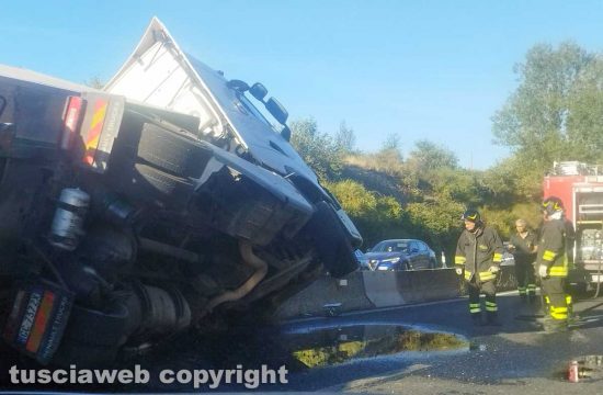 Soriano nel Cimino - Autotreno finisce contro il guardrail sulla ss675