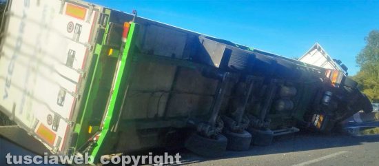 Soriano nel Cimino - Autotreno finisce contro il guardrail sulla ss675