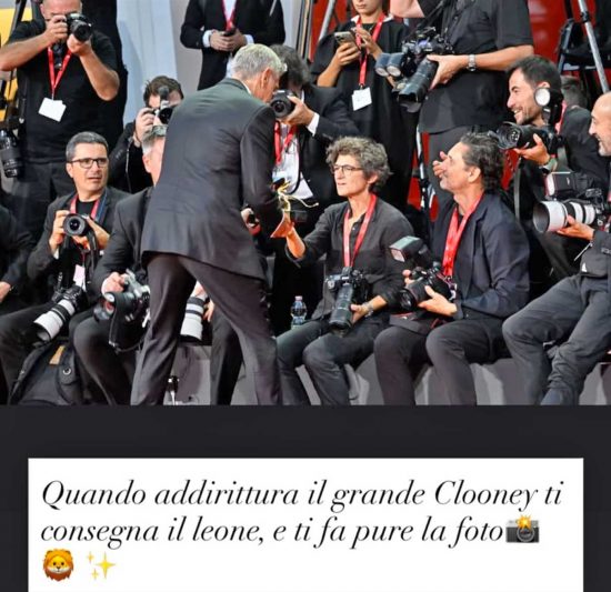 George Clooney consegna il Leone d'Oro a Tiziana Fabi