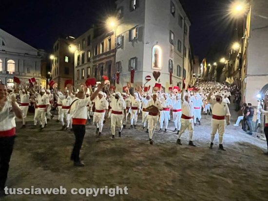 Viterbo - Santa Rosa - I facchini a piazza del Teatro