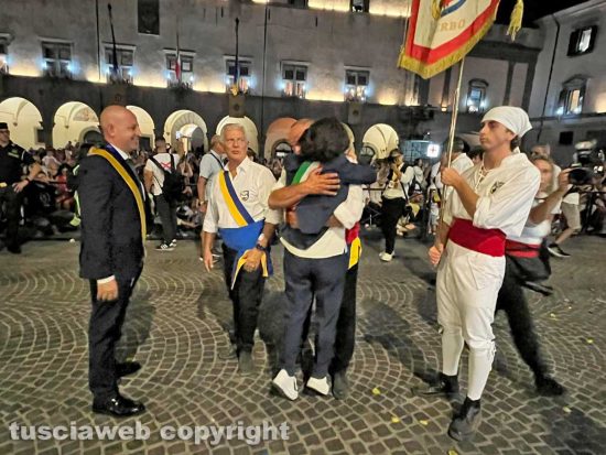 Viterbo - Santa Rosa - I facchini a piazza del Comune con la sindaca Frontini