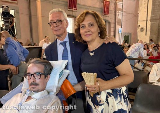 Viterbo - Italo Leali a piazza del comune durante il trasporto - Il prefetto Sergio Pomponio con la moglie