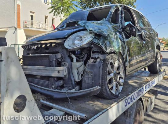 Montefiascone - Auto contro albero