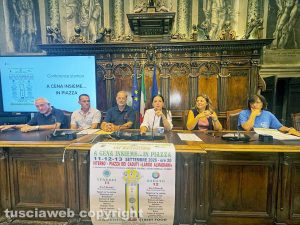 Antonio Pizzichetti, Massimo Piergentili, vicepresidente del comitato festeggiamenti Santa Barbara, Roberto Capoccioni dell’associazione culturale La Rosa, la sindaca Chiara Frontini, l’assessora Rosanna Giliberto, la vicepresidente dell’associazione Viterbo con Amore Stefania Insonnia e l’assessore Giancarlo Martinengo