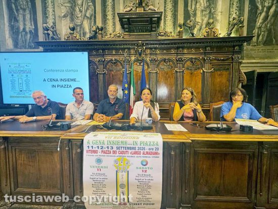 Antonio Pizzichetti, Massimo Piergentili, vicepresidente del comitato festeggiamenti Santa Barbara, Roberto Capoccioni dell’associazione culturale La Rosa, la sindaca Chiara Frontini, l’assessora Rosanna Giliberto, la vicepresidente dell’associazione Viterbo con Amore Stefania Insonnia e l’assessore Giancarlo Martinengo