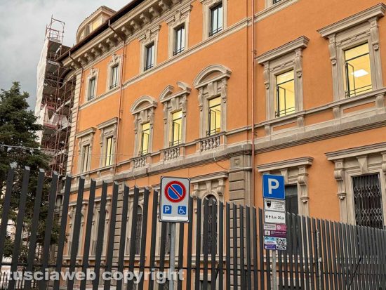 Viterbo - Liceo Buratti, piccola scritta “Opera nazionale Balilla” sul lato dell’edificio