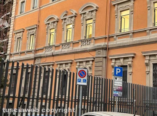 Viterbo - Liceo Buratti, piccola scritta “Opera nazionale Balilla” sul lato dell’edificio