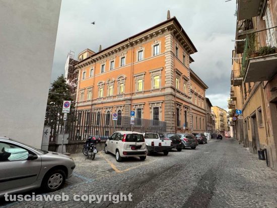 Viterbo - Liceo Buratti, piccola scritta “Opera nazionale Balilla” sul lato dell’edificio