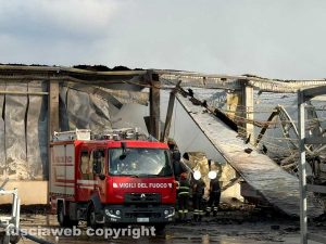Viterbo – Un vasto incendio ha devastato nella notte più capannoni di un'azienda agricola