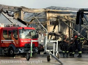 Viterbo – Un vasto incendio ha devastato nella notte più capannoni di un'azienda agricola