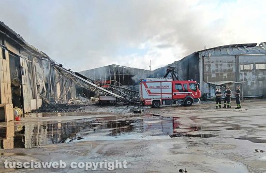Viterbo – L'azienda agricola di Danilo Camilli dopo l'incendio - Venerdì ancora sul posto i vigili del fuoco
