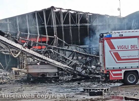 Viterbo – L'azienda agricola di Danilo Camilli dopo l'incendio - Venerdì ancora sul posto i vigili del fuoco