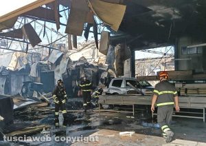 Viterbo – L'azienda agricola di Danilo Camilli dopo l'incendio - Venerdì ancora sul posto i vigili del fuoco