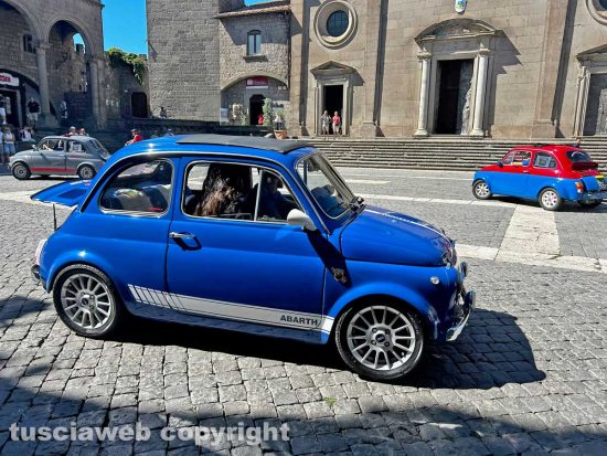 Viterbo - Le Fiat 500 storiche sfilano in piazza San Lorenzo