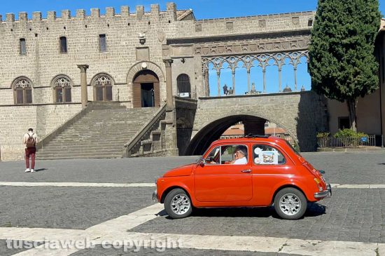Viterbo - Le Fiat 500 storiche sfilano in piazza San Lorenzo