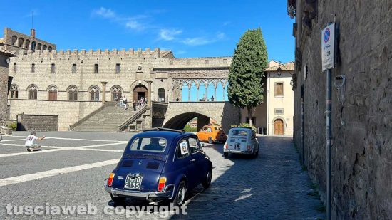 Viterbo - Le Fiat 500 storiche sfilano in piazza San Lorenzo