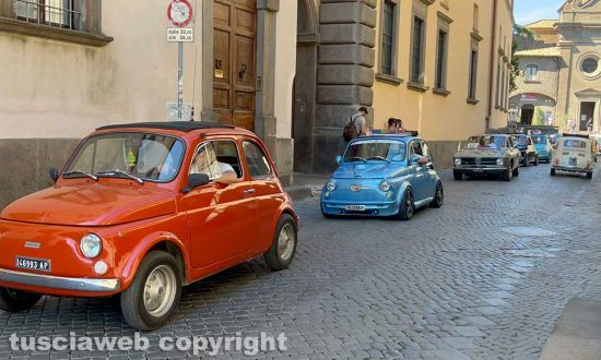 Viterbo - Le Fiat 500 storiche sfilano in piazza San Lorenzo