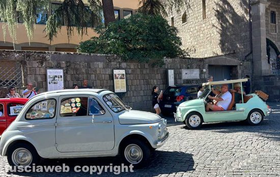 Viterbo - Le Fiat 500 storiche sfilano in piazza San Lorenzo