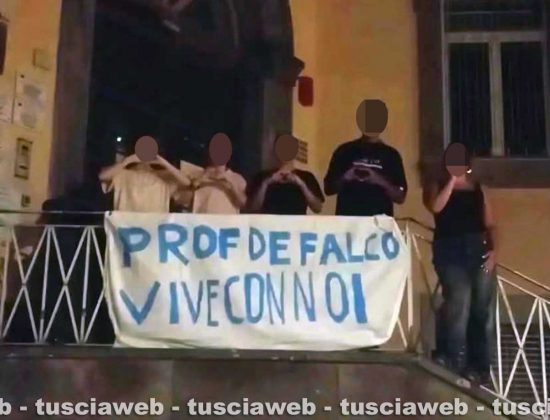Viterbo - Lo striscione degli studenti del Santa Rosa per il professor Marco De Falco