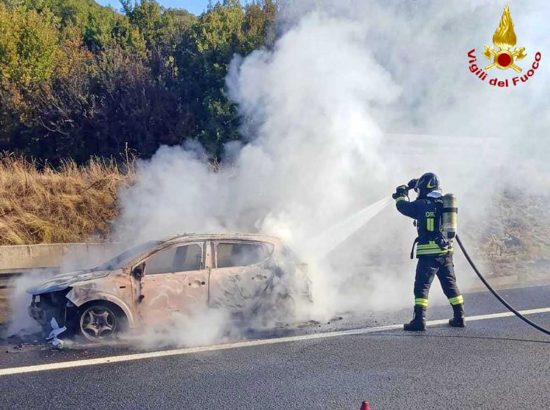 Civitavecchia - Vigili del fuco - Auto in fiamme sulla A12