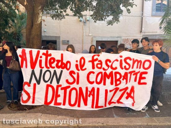 Liceo Mariano Buratti - Casa del Balilla - Il presidio sotto la provincia