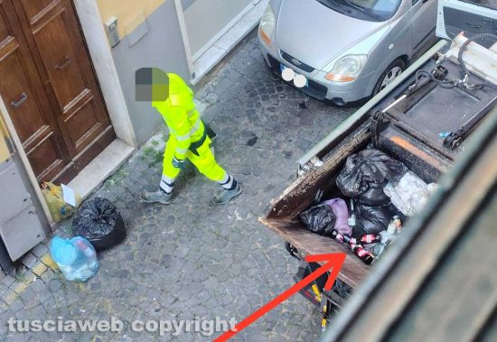Viterbo - Bottiglie di vetro mischiate nell'indifferenziato