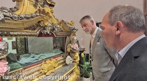 Il ministro Alessandro Giuli in visita al monastero di Santa Rosa