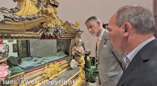 Il ministro Alessandro Giuli in visita al monastero di Santa Rosa