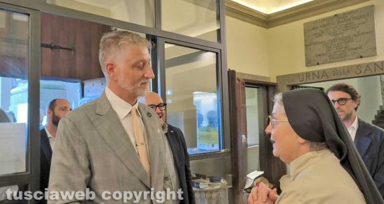 Il ministro Alessandro Giuli in visita al monastero di Santa Rosa