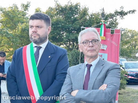 Bassano in Teverina ricorda Salvo D’Acquisto, inaugurata una targa davanti alla caserma dei carabinieri - Alessandro Romoli e Sergio Pomponio