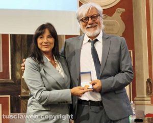Unitus - La rettrice Tiziana Laureti conferisce il sigillo di ateneo a Pier Maria Cecchini