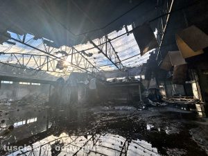 Viterbo – Un vasto incendio ha devastato nella notte più capannoni dell'azienda agricola Camilli