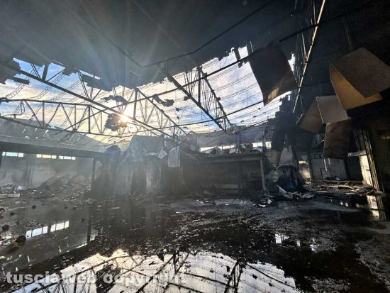 Viterbo – Un vasto incendio ha devastato nella notte più capannoni di un'azienda agricola 