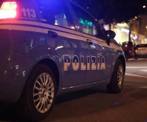 Una macchina della polizia