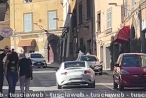 Viterbo - Auto contromano in via Cairoli
