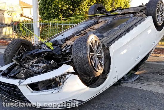 Monterosi – Audi A1 si cappotta alla rotonda 